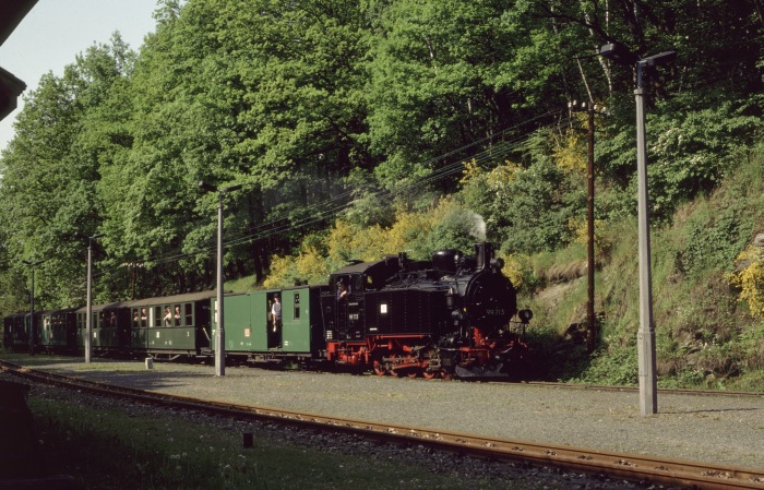 99 713 mit Sonderzug in Seifersdorf, am 18.05.2002