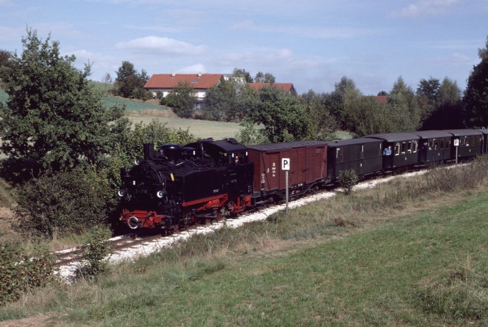 99 716 mit Zug ->Warthausen vor Äpfingen, amm 03.10.1997