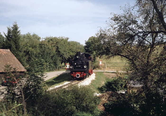 99 716 mit Zug Ochenshausen->Warthausen, kurz vor Äpfingen, um 14:48h am 04.10.1997