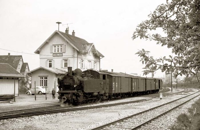99 651 vor einem Güterzug m Bahnhof Sontheim im Jahr 1967