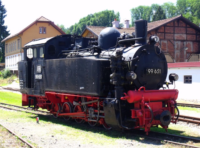 99 651 wird präsentiert vor der Kulisse des alten Lokschuppens in Ochsenhausen, am 10.07.2016 etwa um 13:15h fotografiert