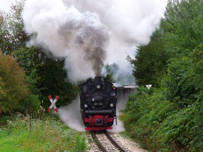 99 716 mit Zug Ochsenhausen->Warthausen ebenfalls hinter Reistetten, in der oberen Kurve aus dem Rottum-Tal heraus, um 16:36h am 18.09.2011