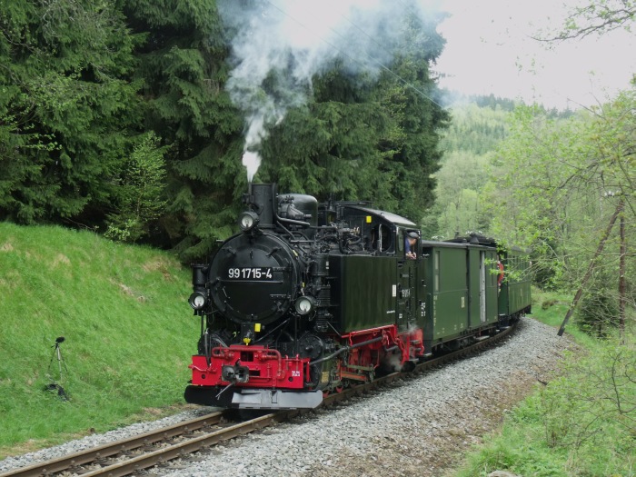 99 1715 mit Zug Nr.23 von Steinbach nach Jöhstadt ist soeben an der Trapeztafel vorm Bahnhof Schlössel nach kurzem Halt wieder angefahren, um 12.37h am 18.05.2013
