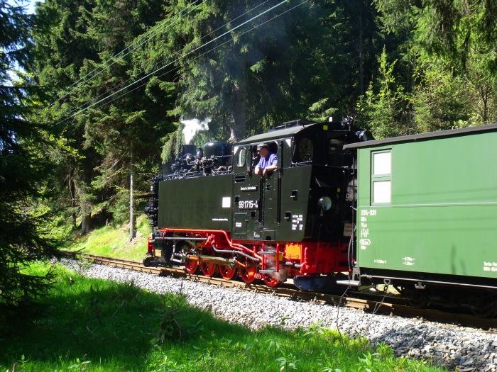 99 1715 mit Zug 21 hinter der Schwarzwasser-Brücke hinterm Loreleifelsen vor Schlössel, um 10:34h am 19.05.2013 99 1715 mit Zug 21 hinter der Schwarzwasser-Brücke hinterm Loreleifelsen vor Schlössel, um 10:34h am 19.05.2013