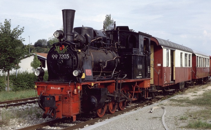 99 7203 vor dem Zug nach Oppingen muss in Amstetten noch an den Bahnsteig vorziehen, am 07.08.1994