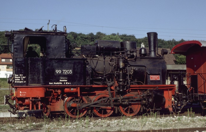 99 7203 Tv mit Zug aus Oppingen in Amstetten eingetroffen, am 07.08.1994