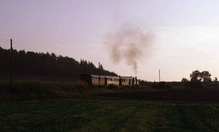 99 7203 hinter dem Hauptfeldweg-Bahnübergang am oberen Duital, um 17:30h am 25.09.1994