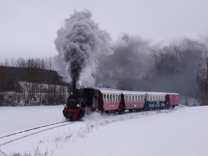 99 7203 mit dem Nikolauszug Nr.7 Annäherung zum Bahnübergang mit dem “Nikolaus-Spezialhalt”, um 13:25h am 05.12.2010