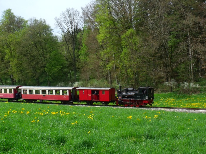 99 7203 Tv mit Zug von Oppingen zurück nach Amstetten herunter, am oberen Duital am Waldrand fotografiert im Duital, um 15:32h am 01.05.2012