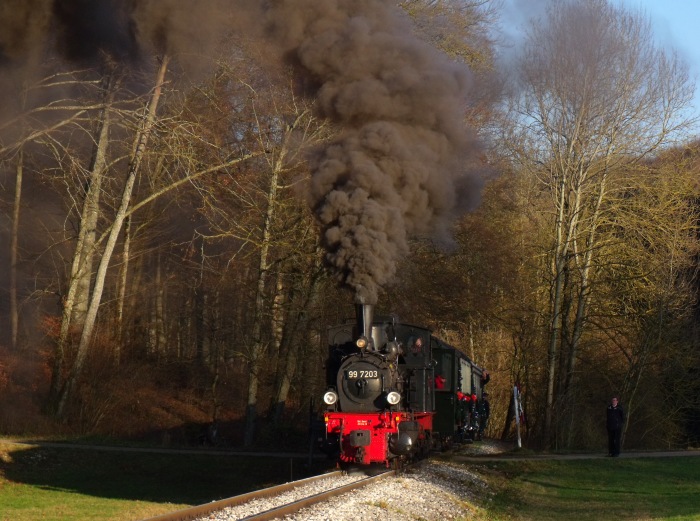 99 7203 beim Nikolaus- Spezialhalt am unteren Bahnübergang Waldende mittleres Duital, um 14:41h am 06.12.2015
