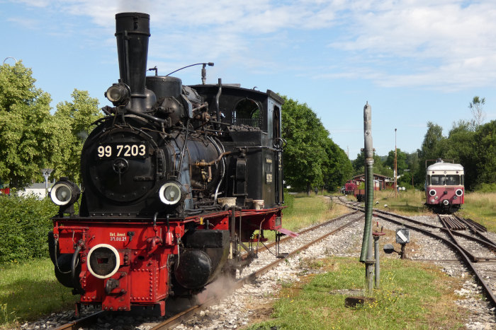 99 7203  steht im Bahnhof Amstetten bereit, um den ersten Zug Richtung Oppingen zu übernehmen, um 9:33h am 26.06.2022