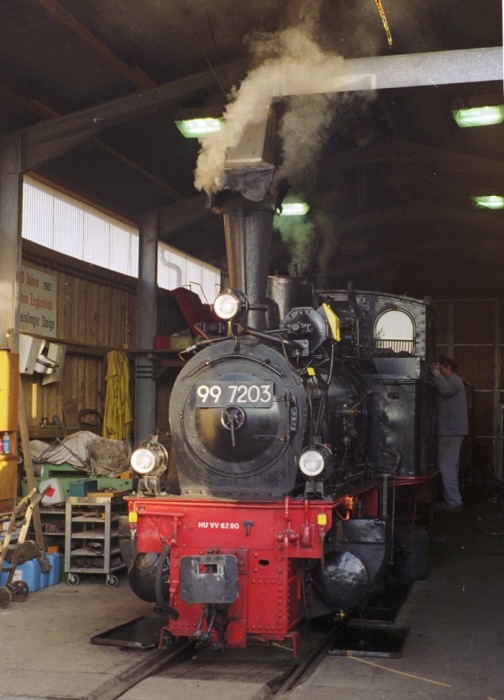 99 7203 im Lok-Werkstatt-Schuppen Amstetten, September 1997