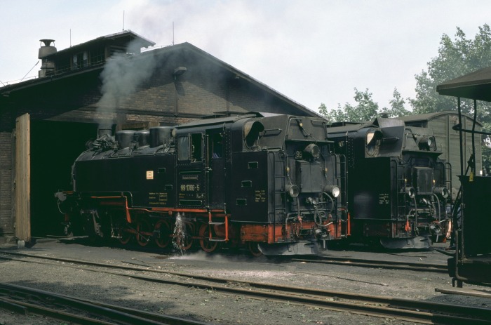 99 1786 neben 99 1793 vor dem Lokschuppen in Radeburg, am 14.08.1978 99 1786 neben 99 1793 vor dem Lokschuppen in Radeburg, am 14.08.1978