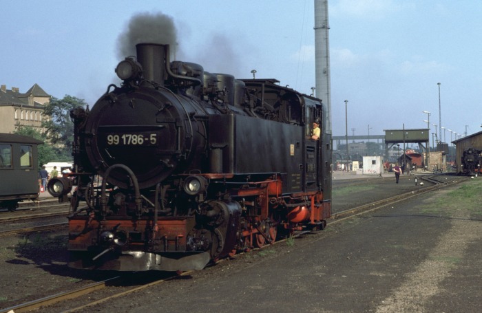 99 1786 kommt vom kleinen Bw zum Bahnhof gefahren in Radebeul Ost, am 19.08.1978 99 1786 kommt vom kleinen Bw zum Bahnhof gefahren in Radebeul Ost, am 19.08.1978