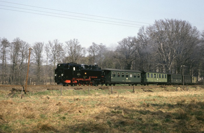 99 1787 Tv mit P 14213 vor Moritzburg, am 24.03.1990