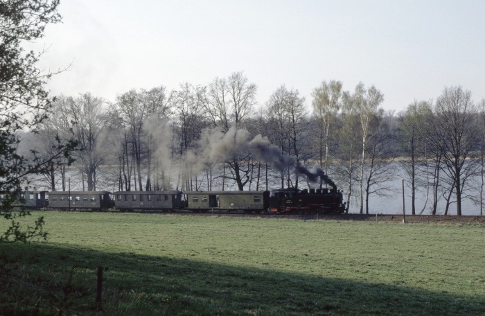 99 1787 mit P 14214 am Cunnertswalder Großteich, am 24.03.1990