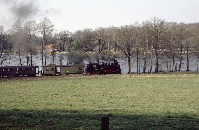 99 1787 mit P 14214 am Cunnertswalder Großteich, am 24.03.1990