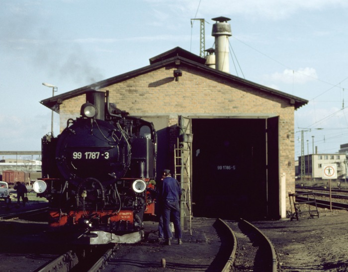 99 1787 vorm Lokschuppen in Radebeul Ost, am 25.03.1990