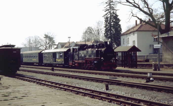 99 1775 mit P 3004 in Radeburg einfahrend, am 02.04.2007 99 1775 mit P 3004 in Radeburg einfahrend, am 02.04.2007