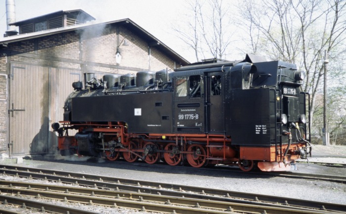 99 1775 vor dem Lokschuppen in Radeburg, am 02.04.2007