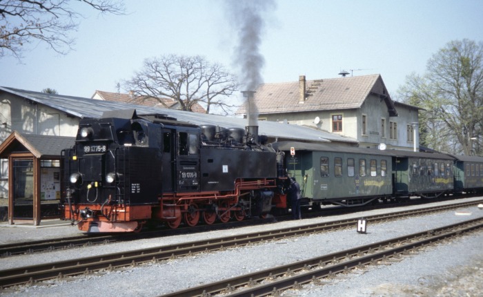 99 1775 Tv vor P 3005 in Radeburg, am 02.04.2007