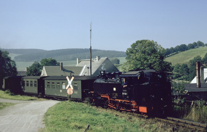 99 1785 Tv mit P 14310 an der Einfahrt von Cranzahl, um 11:48h am 08.09.1989