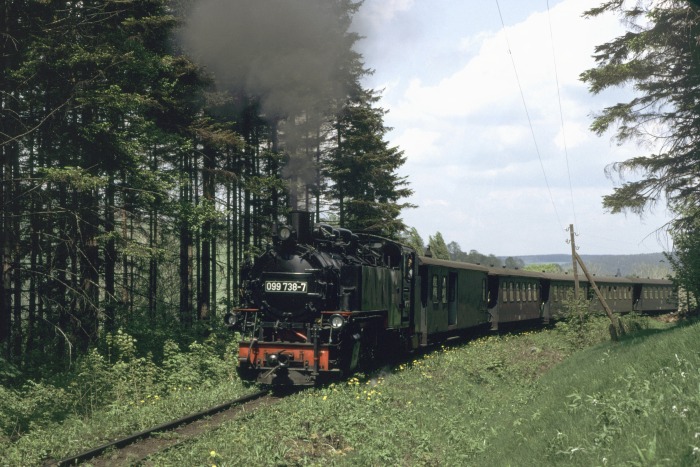 099 738 (99 773) mit N 14315 zwischen Cranzahl und Unterneudorf, am 23.05.1992