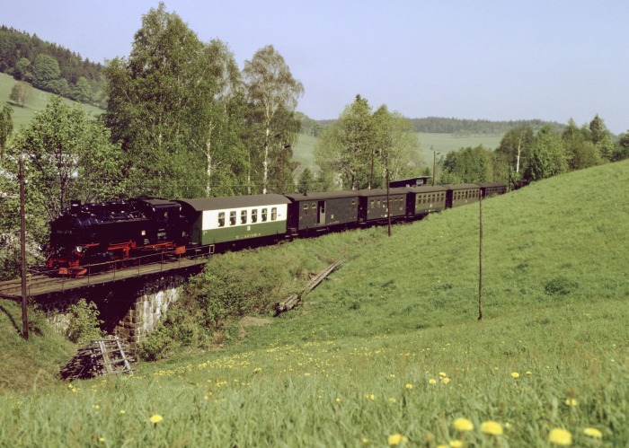 099 737 (99 772) mit N 14309 hinter Unterneudorf, am 24.05.1992