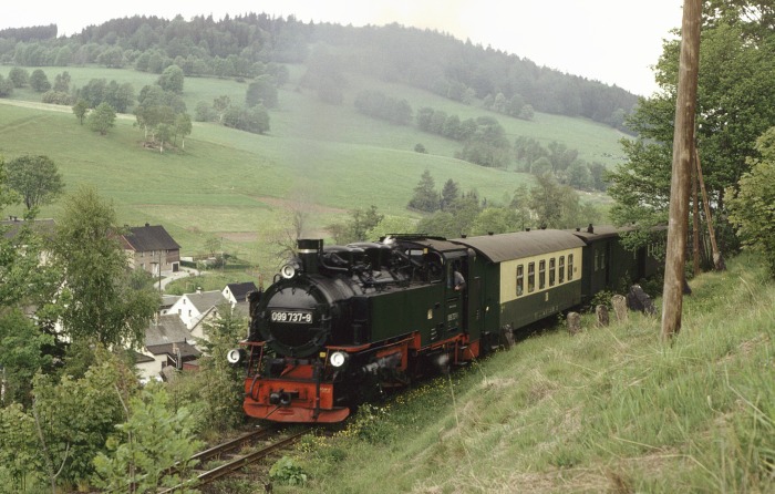 099 737 (99 772) mit Zug N 14309 hinter dem Haltepunkt Unterneudorf, um 10:56h am 29.05.1992