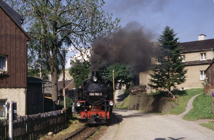 099 737 (99 772) im Bw Oberwiesenthal, im Hintergrund die markante Kirche des Ortes, um 15:10h bei leider ziemlich unfotogenem Wetter am 12.09.1993