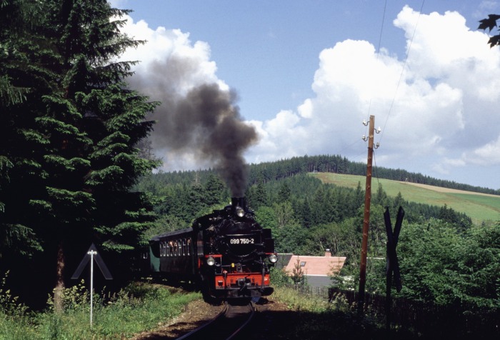 099 750 (99 786) mit RB 8847 hinter Vierenstraße, am 13.07.1997