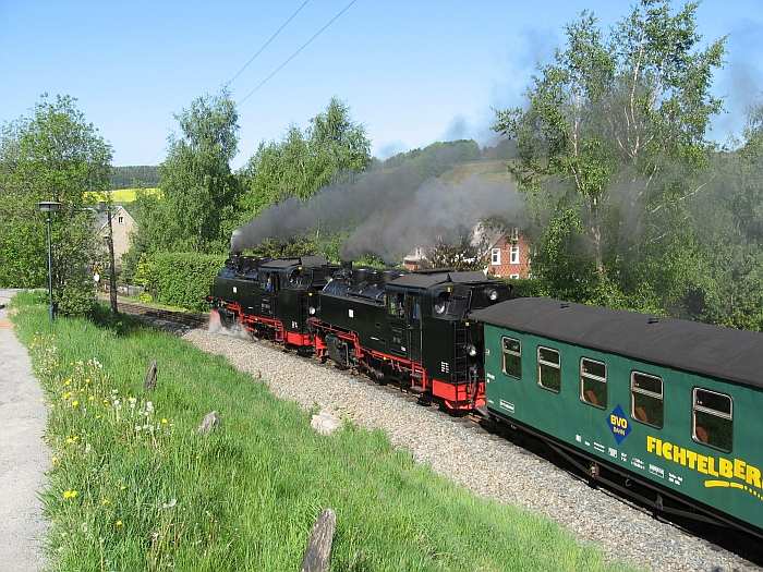 99 1789 + 99 786 mit P 1001 verlassen gerade den Bahnhof Cranzahl, um 9:40h am 19.05.2007