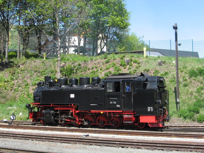 99 786 setzt um im Bahnhof Oberwiesenthal auf Gleis zum Bw, um 11:56h am 19.05.2007