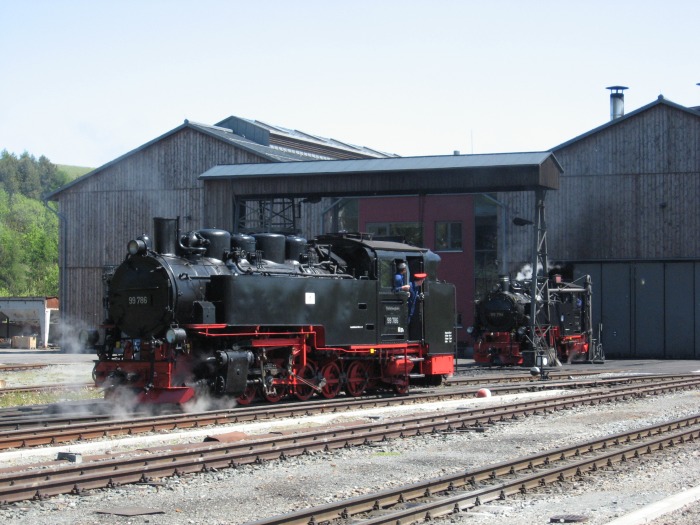 99 786 und 99 794 vor der Halle des Betriebswerks Oberwiesenthal, am 19.05.2007