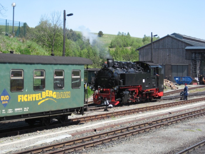 99 794 Umsetzen im Bahnhof Oberwiesenthal, am 19.05.2007