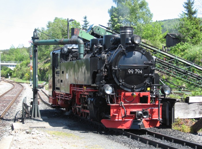 99 794 erhält Wasser im Bahnhof Cranzahl, am 19.05.2007