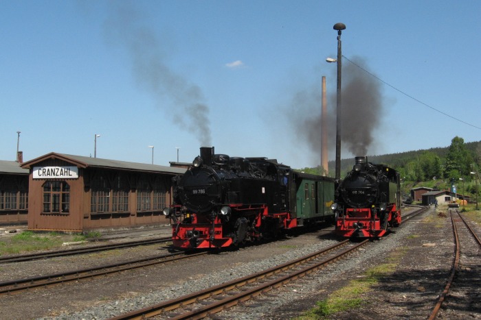 99 794 fährt an 99 786 (vor Sonderzug) vorbei  im Bahnhof Cranzahl, am 19.05.2007