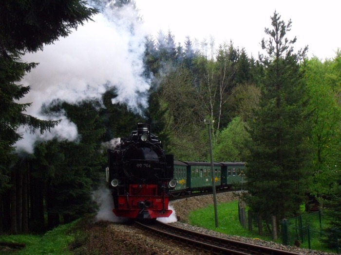 99 794 fährt mit ihrem P 1001 nach Oberwiesenthal (der erste Zug des Tages) kurz nach einem richtig kalten Hagelschauer aus Vierenstraße heraus, um 10:22h am 13.05.2012