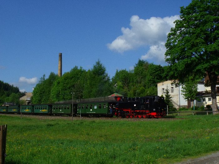 99 773 Tv mit P 1000 bergab von Oberwiesenthal, kurz vor Hammerunterwiesenthal, um 8:45h am 27.05.2012