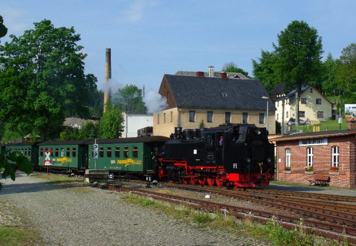 99 773 Tv mit P 1000 einrollend in den Bahnhof Hammerunterwiesenthal, um 8:46h am 29.05.2012