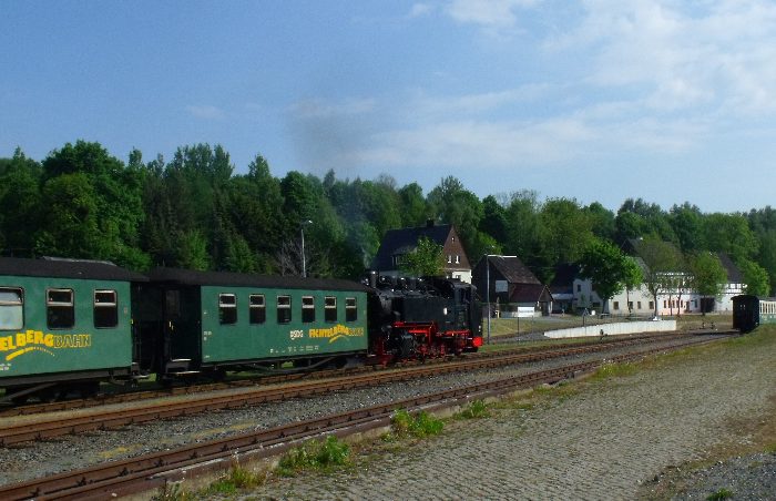 99 773 Tv mit P 1000 Halt im Bahnhof Hammerunterwiesenthal, um 8:46h am 29.05.2012