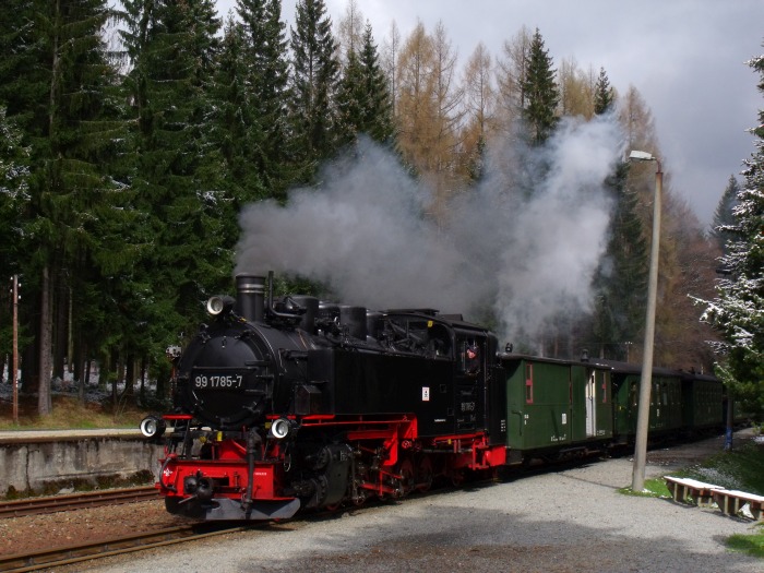 99 1785 mit P 1101 einrollend in Vierenstraße, wo...- wie man im Hintergrund teilweise sehen kann - noch kalter Winter herrscht Ende April, um 10:36h am 25.04.2016