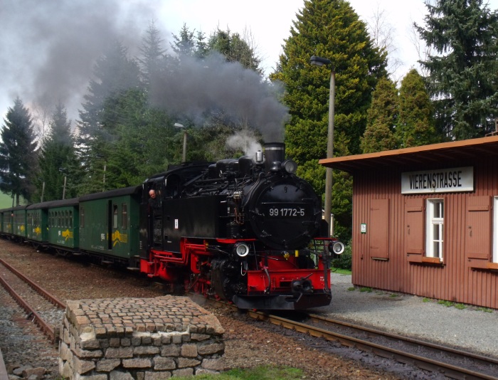 99 1772 mit P 1007 nach Oberwiesenthal, beim Halt in Vierenstraße, um 15:27h am 29.04.2017