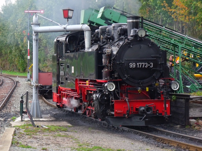 99 1773 am Wasserkran im Bahnhof Cranzahl, um 13:00h am 27.09.2019