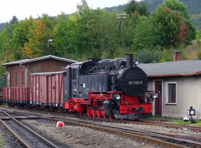 99 1786 vor Schmalspurgüterwagen im Bahnhof Cranzahl kalt ausgestellt, um 13:04h am 27.09.2019
