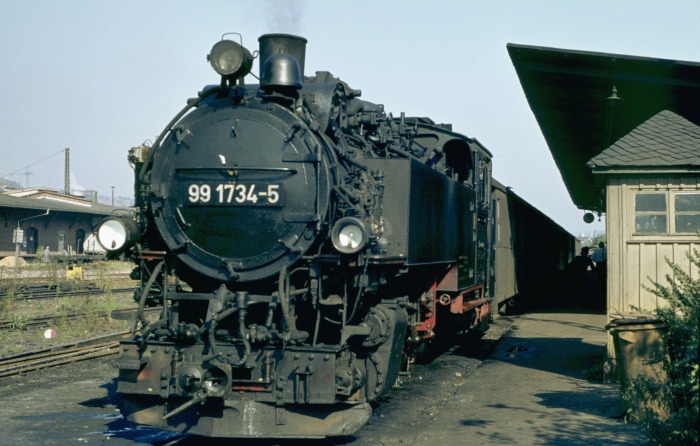 99 1734 vorm P 14265 in Freital-Hainsberg am Bahnsteig, am 11.10.1976