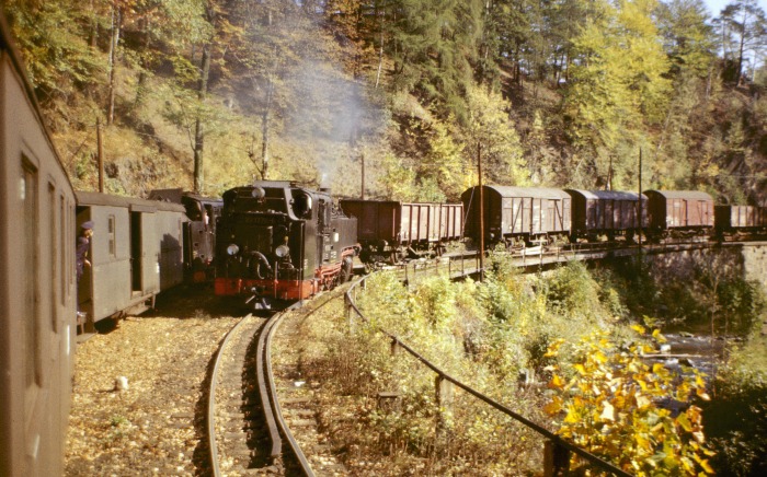 99 1734 vor P 14265 nach Kipsdorf, aus dem heraus fotografiert wird, kreuzt in Rabenau die 99 1776 Tv mit Güterzug abwärts nach Hainsberg, am 11.10.1976