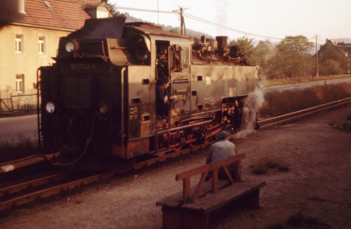 In Obercarsdorf wird 99 1761 ebenfalls noch mal vor Güterzug wartend überholt, am 11.10.1976