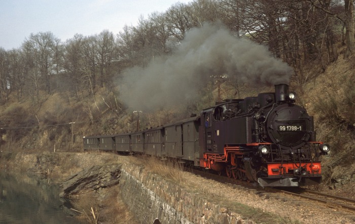 99 1788 mit P 14265 am oberen Stausee Malter, am 11.03.1977