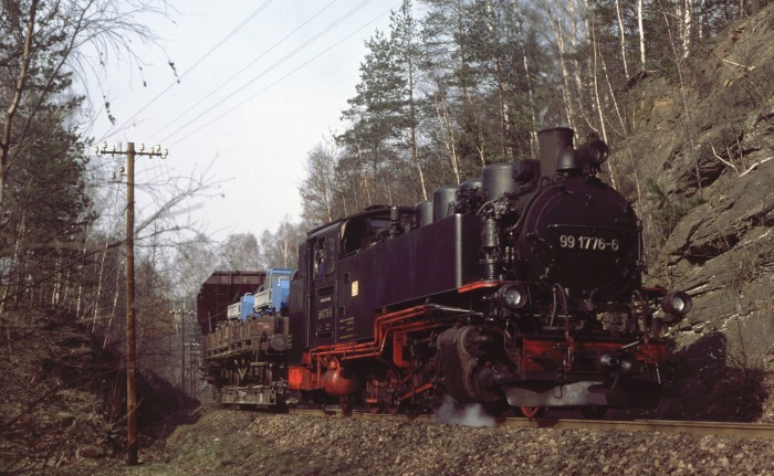 99 1776 mit schwerem Güterzug in der Steigung zwischen Seifersdorf und Malter, um 14:30h am 11.03.1977